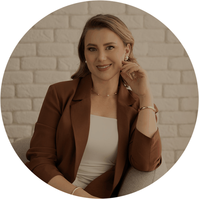 Dra. Leila Bittencourt sentada, de blazer caramelo